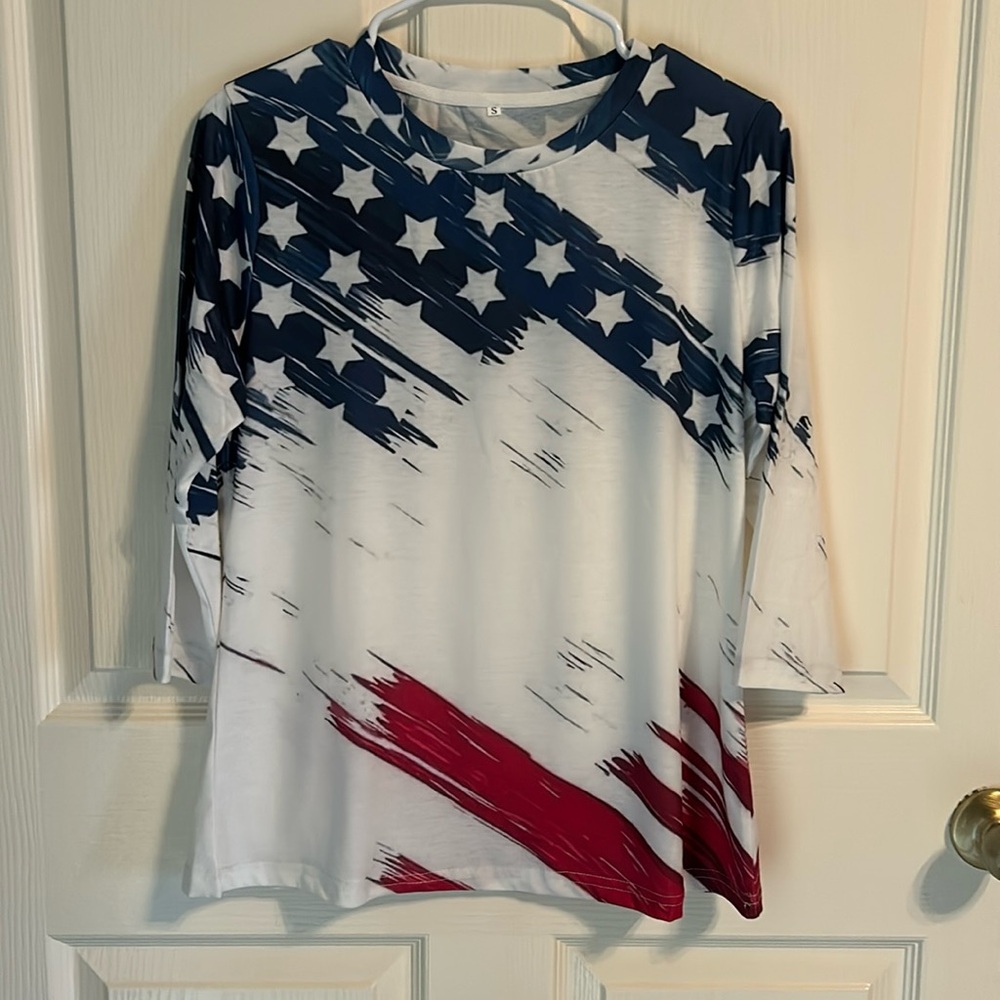 Patriotic 3/4 length sleeved knit blouse. Size small.